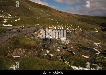 Mostra i resti della vecchia strada rotto dopo la famosa smottamento che si è verificato sul Mam Tor vicino a Castleton in Derbyshire Foto Stock