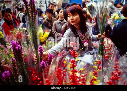 Comprare fiori in Flower Market Street a Mong Kok, Hong Kong Foto Stock