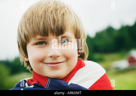 Ragazzo avvolto nella Bandiera americana Foto Stock