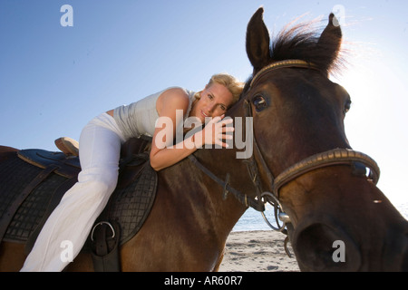 Giovane donna seduta su un cavallo, Puglia, Italia Foto Stock