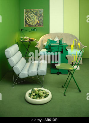 Pelle metal poltrona e divani in vimini in verde anni sessanta soggiorno con verde unità di storage tappeto verde Foto Stock