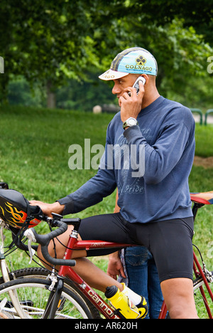 Uomo sulla moto tramite telefono cellulare Foto Stock