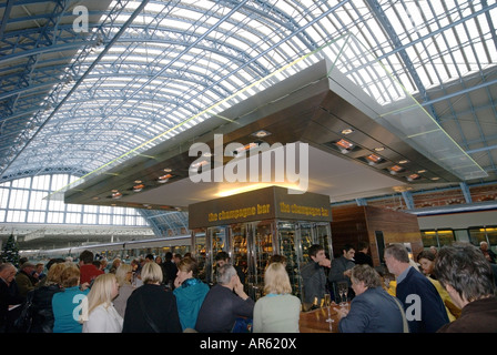 Lo Champagne bar a St Pancras International terminus ferroviario Foto Stock