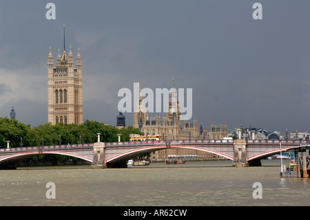 Lambeth Bridge sul fiume Tamigi a Londra con le case del Parlamento in background Foto Stock