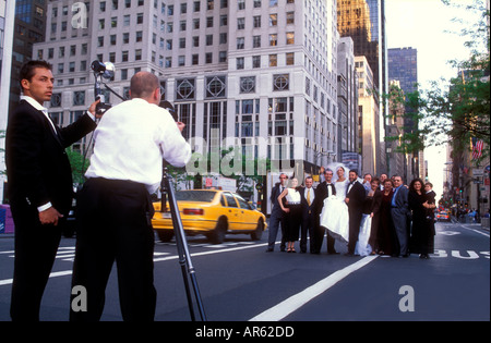 MATRIMONIO RETRÒ anni '1990 MANHATTAN NEW YORK SPOSA SPOSO 5th Avenue fotografo di gruppo stile esterno ambiente fotografico all'aperto New York City USA Foto Stock