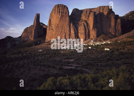 Los Mallos de Riglos, formazione di roccia, villaggio di Riglos, Pirenei, provincia di Huesca, Aragona, Spagna Foto Stock