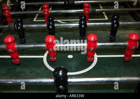 Rosso e nero gli avversari su una tabella di foosball Foto Stock