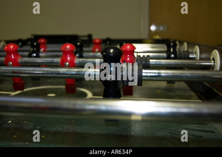 Rosso e nero gli avversari su una tabella di foosball Foto Stock