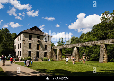 I visitatori di camminare sulla motivazione del villaggio di pionieri nella primavera del Mulino del Parco Statale Indiana Foto Stock