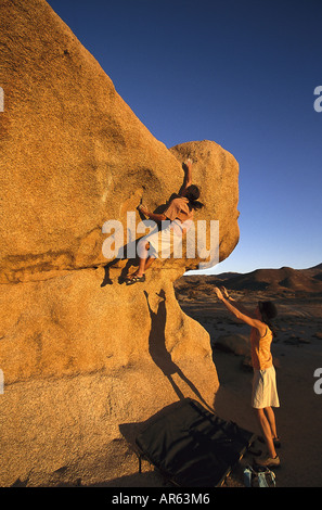 Paar beim Bouldern, Tafraoute, Marokko Foto Stock