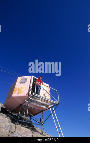 Giovane donna godendo la vista dal bivacco vicino a tacca Gruberscharte, gamma Grossglockner, Hohe Tauern, Parco Nazionale Hohe Tauern Foto Stock
