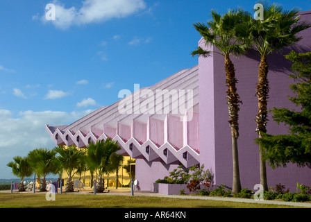 Van Wezel Performing Arts Hall di Sarasota, Florida, landmark, architettura, edilizia, scaloppina al tetto della shell, il Seashell forma, lavanda Foto Stock