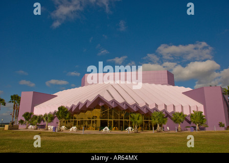 Van Wezel Performing Arts Hall di Sarasota, Florida, landmark, architettura, edilizia, scaloppina al tetto della shell, il Seashell forma, lavanda Foto Stock