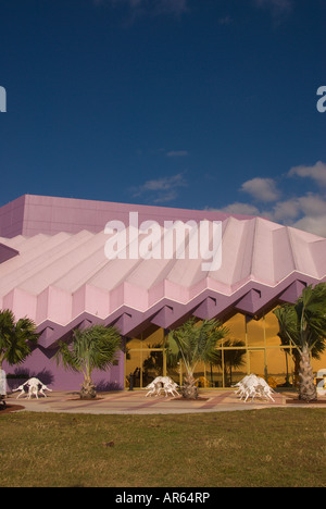 Van Wezel Performing Arts Hall di Sarasota, Florida, landmark, architettura, edilizia, scaloppina al tetto della shell, il Seashell forma, lavende Foto Stock