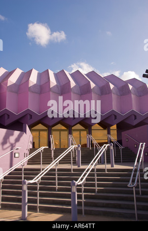 Van Wezel Performing Arts Hall di Sarasota, Florida, landmark, architettura, edilizia, scaloppina al tetto della shell, lavanda Foto Stock