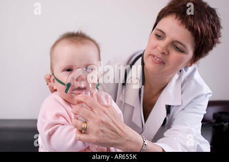 Sette mesi con una maschera di nebulizzatore Foto Stock