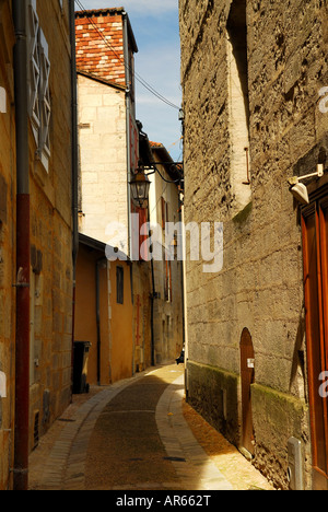 Strette strade medievali nella città di Perigueux Perigord Francia Foto Stock