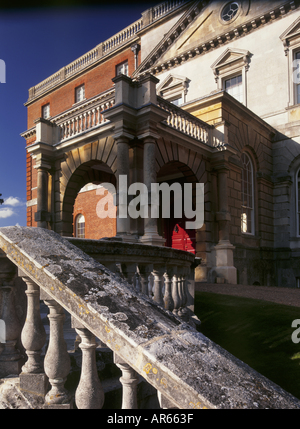 Una vista obliqua per le scale fino al entrata principale del Clandon Park Surrey Foto Stock