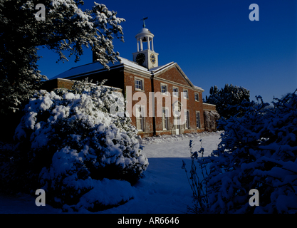 La coperta di neve vecchia cucina Servizio lavanderia blocco a Uppark Sussex Foto Stock