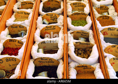 Un assortimento di spezie per la vendita su gli agricoltori francesi nel mercato Perigueux Francia Foto Stock
