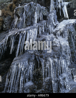 Un inverno di dettaglio di acqua formata come ghiaccioli da un flusso appena sopra Monister passano in Cumbria Foto Stock