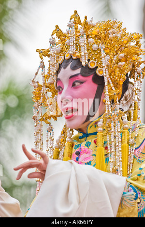 Un Opera Cinese attrice gesticulating durante una performance in Hong Kong. Uno di una serie di immagini con lo stesso fotografo. Foto Stock