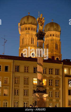 La Frauenkirche e St Mary statua Marienplatz al crepuscolo Monaco di Baviera Baviera Germania Foto Stock