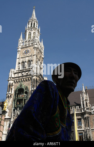 Guinness World Record Bao Xishun uomo più alto del mondo in Germania Monaco di Baviera Marienplatz municipio nuovo Foto Stock