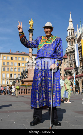 Guinness World Record Bao Xishun uomo più alto del mondo in Germania Monaco di Baviera Marienplatz municipio nuovo Foto Stock