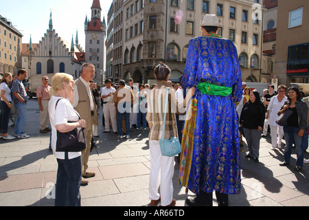 Guinness World Record Bao Xishun uomo più alto del mondo in Germania Monaco di Baviera Marienplatz municipio nuovo Foto Stock