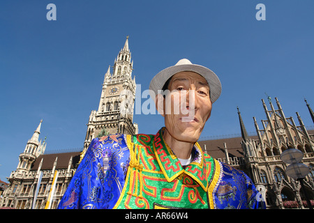 Guinness World Record Bao Xishun uomo più alto del mondo in Germania Monaco di Baviera Marienplatz municipio nuovo Foto Stock
