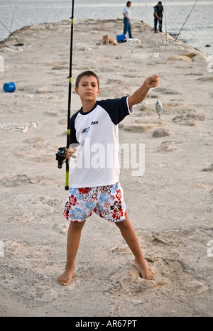 Ragazzo che mostra fuori un pesce ha catturato mare mediterraneo sulla costa francese vicino a Cannes Foto Stock