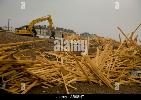 I detriti di legno dal principe di ghiaccio lavato fino a Worthing beach Foto Stock