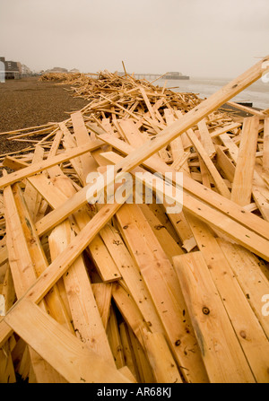 I detriti di legno dal principe di ghiaccio lavato fino a Worthing beach Foto Stock