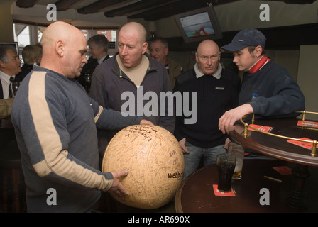 Shrove Tuesday Football, partita tradizionale del villaggio. Atherstone Warwickshire Regno Unito 2008 2000s HOMER SYKESS Foto Stock