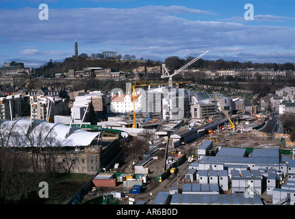 Il Parlamento scozzese di Edimburgo, 2004. Esterno nel contesto della città. Architetto: EMBT-RMJM Foto Stock