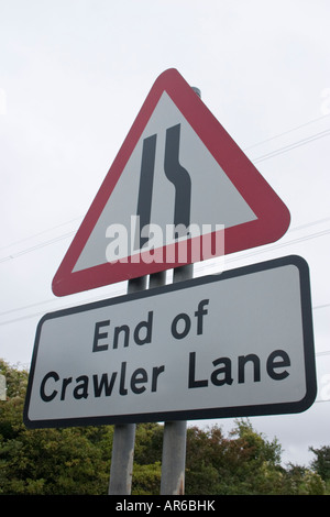 Fine della corsia cingolato cartello stradale alla fine di una strada a doppia carreggiata Foto Stock