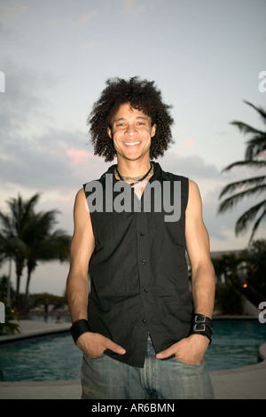 Ritratto di un giovane ed elegante uomo Foto Stock