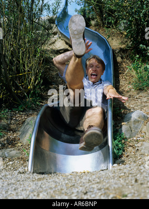 Emozionato uomo arriva giù scorrere. Foto Stock