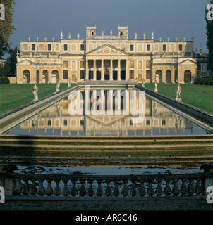 Stable Block, Villa Pisani, Villa (Nazionale) Stra, Veneto, Italia. 1732-56. Esterno con piscina. Foto Stock