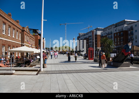 I pedoni nel recentemente ristrutturato la zona di Gunwharf Quays in Portsmouth Porto Portsmouth Inghilterra Hampshire REGNO UNITO Foto Stock