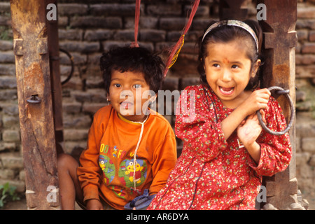 Ritratto di due bambini poveri in povertà a Kathmandu in Nepal Katmandu Foto Stock