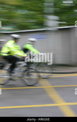 Due uomini della polizia sulle mountain bike pattugliano un comportamento anti-sociale della zona di esclusione, Finsbury Park, London, Regno Unito Foto Stock