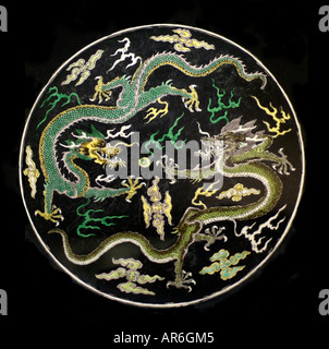 Oriental dragon piastra cielo neve perla di saggezza mitico bestia verde giallo piastra ceramica ceramica smaltata dente antincendio scala ad artiglio Foto Stock