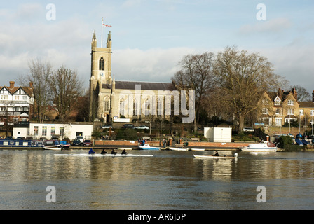 Hampton chiesa con barche di remare nella parte anteriore Foto Stock