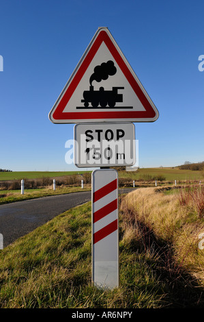 Il treno attraversa un cartello di segnalazione, Indre, Francia. Foto Stock