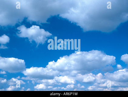 Nuvole nel cielo blu. Foto Stock