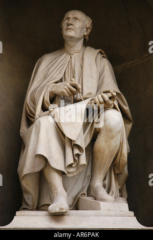 Statua di Filippo Brunelleschi progettò la cupola del Duomo di Santa Maria del Fiore in Piazza del Duomo Firenze Foto Stock