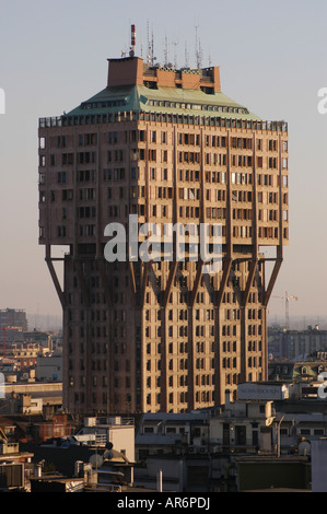 ITALIA MILANO Vista de la Torre Velasca que alberga oficinas y viviendas Construida entre 1956 y 1958 Foto Stock