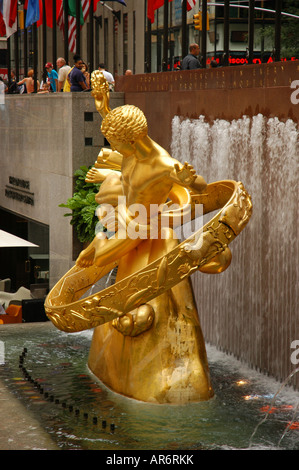 Prometeo statua Rockefeller Center di New York STATI UNITI D'AMERICA Foto Stock